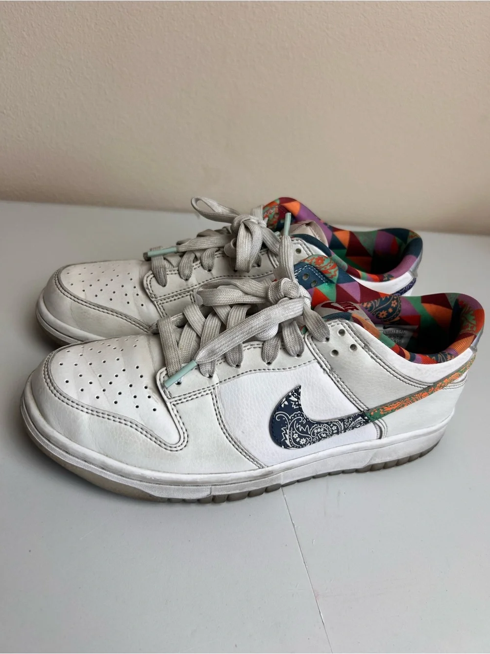 Nike White Low-Top Kids Sneakers with Multicolor Patterned Liner 7Y